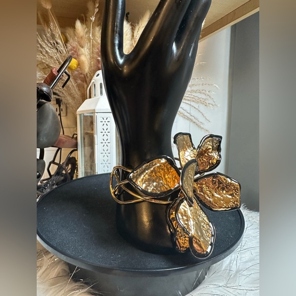 ✨Brand New✨18K Gold Plated Stainless Steel Flower Open Bracelet - Picture 4 of 9